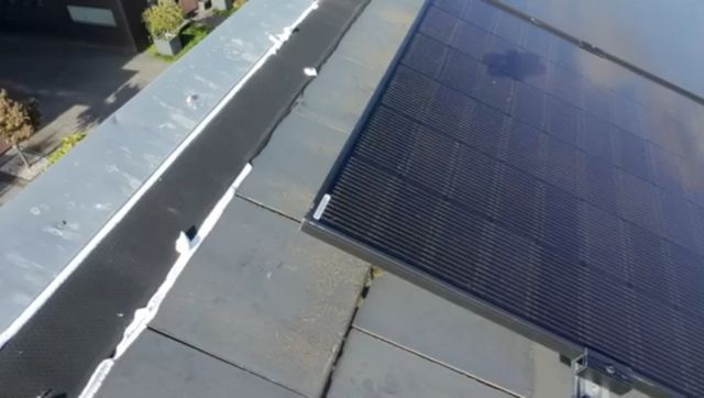 Dakrand en zonnepanelen vanaf de zijkant