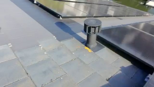 Ontluchtingspijp tussen de zonnepanelen