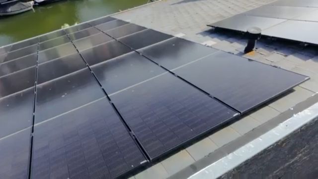 Overzicht van het dak met zonnepanelen