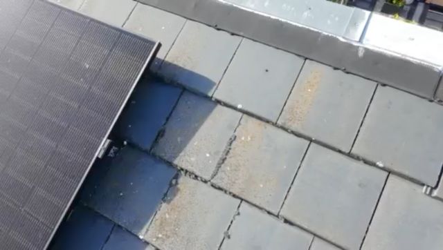 Rand van een zonnepaneel op de dakbedekking