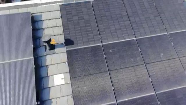 Rij zonnepanelen met een doorvoer ernaast